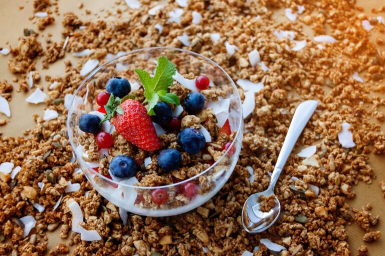 Le granola maison est un aliment savoureux auquel personne ne résiste. Il existe des astuces pour bien le réussir.